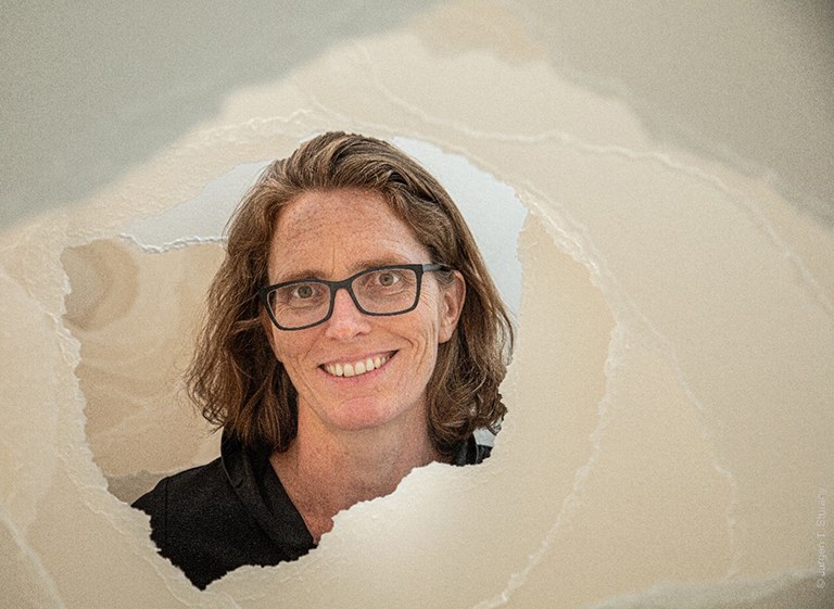 Die deutsche Künstlerin Angela Glajcar eröffnet mit ihrer Installation aus Papier und Glasgewebe für die Besucher:innen eine Traumwelt. Am 25. März startet die Ausstellung unter dem Titel „Traumfänger“. Kurz vor Ausstellungseröffnung unterhielt sich Direktorin Gerda Ridler mit der Bildhauerin über das Entstehen ihrer einzigartigen Werke. 
