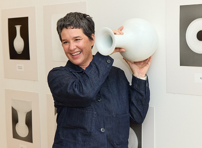 Der 1. Elfriede Mejchar-Preis für Fotografie geht an die Fotografin und Künstlerin Lisa Rastl. Sie ist aktuell mit einer Werkserie in der Ausstellung „Elfriede Mejchar. Grenzgängerin der Fotografie“ in der Landesgalerie Niederösterreich vertreten.