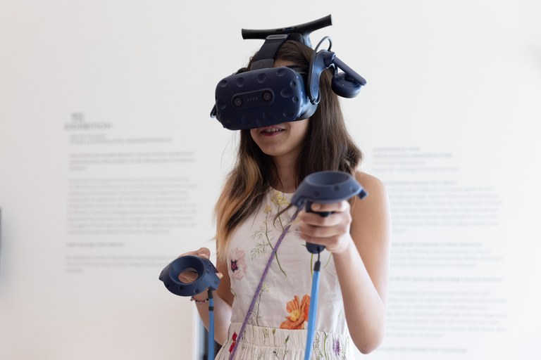 Wie entsteht eine Ausstellung? Bei der neuen Virtual-Reality-Station in der Landesgalerie Niederösterreich können Besucher*innen eigene Ausstellungen kuratieren. 